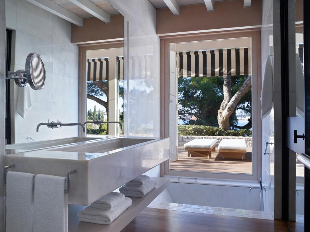 FOUR SEASONS BUNGALOW 3 four seasons astir