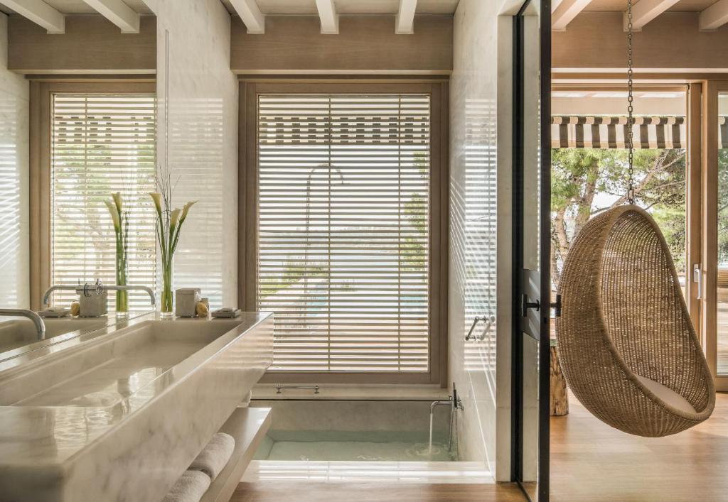 FOUR SEASONS BUNGALOW 4 four seasons astir